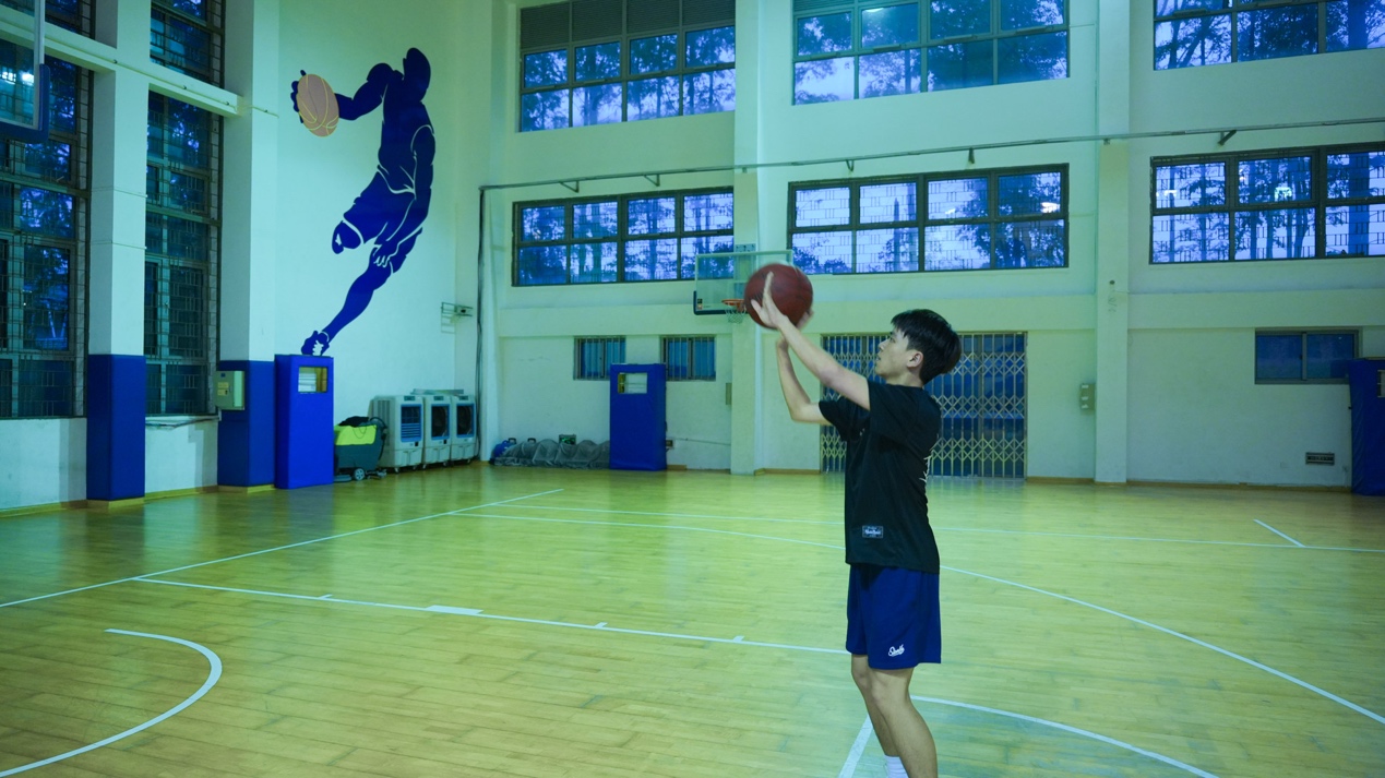图片包含 建筑, 体育, 室内, 运动AI 生成的内容可能不正确。