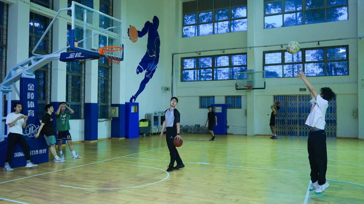 一群人正在玩飞盘AI 生成的内容可能不正确。