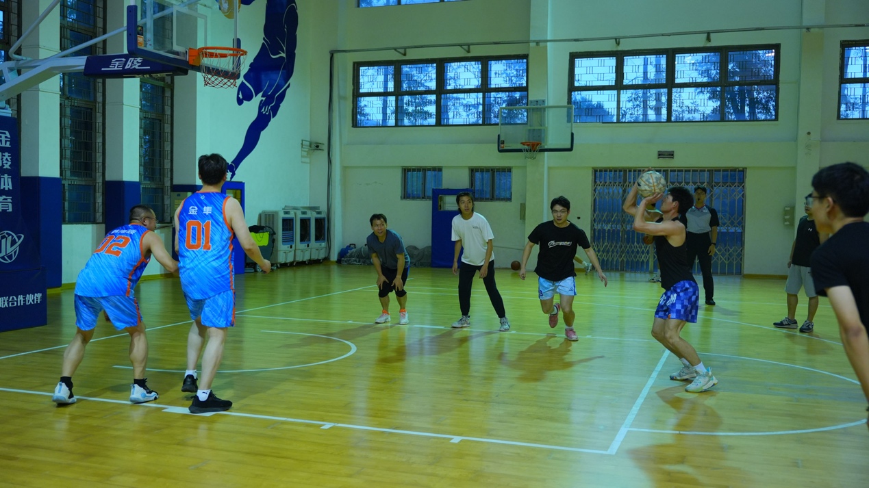 一群小孩正在踢足球AI 生成的内容可能不正确。