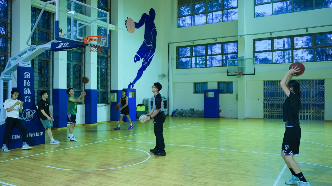 图片包含 建筑, 室内, 羽毛球, 体育AI 生成的内容可能不正确。