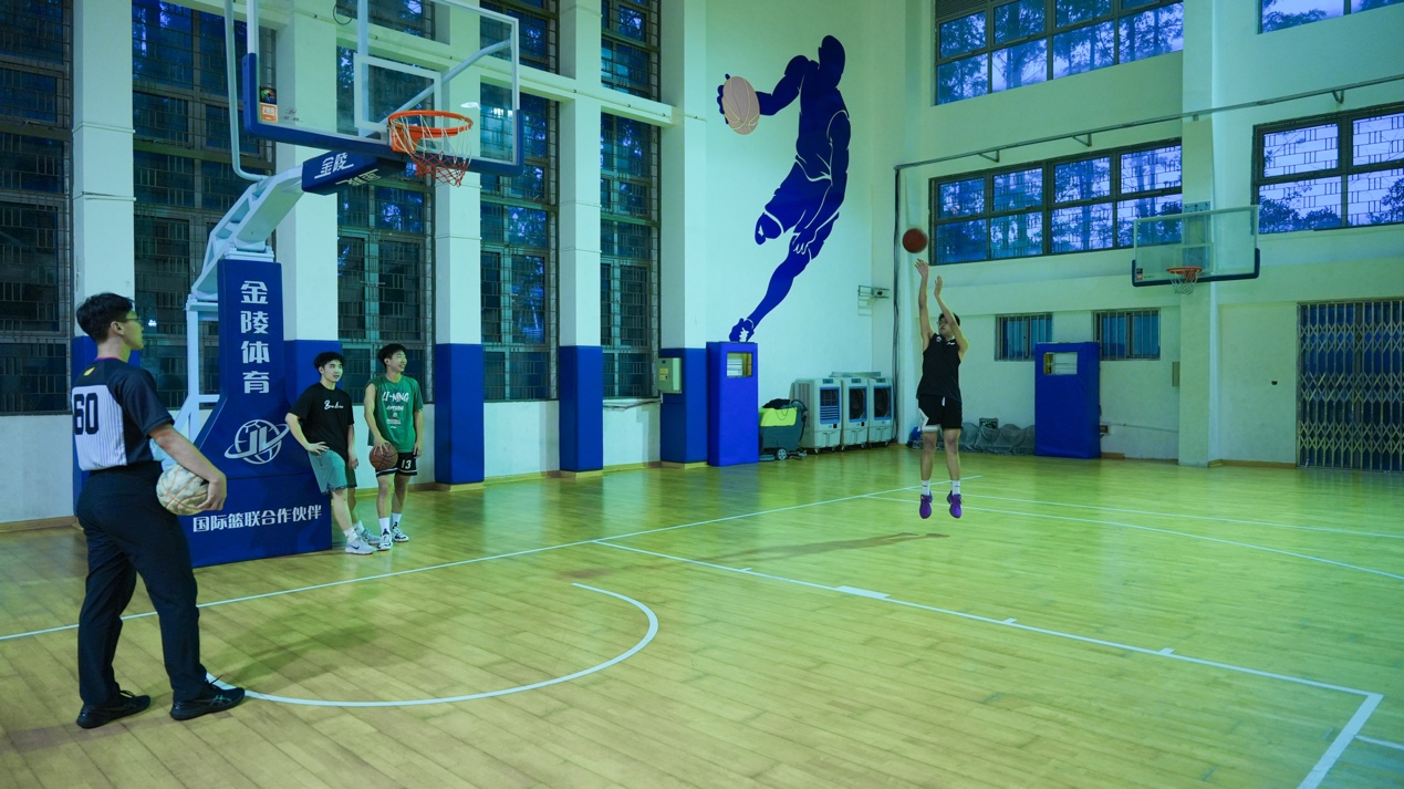 图片包含 建筑, 草, 体育, 院子AI 生成的内容可能不正确。