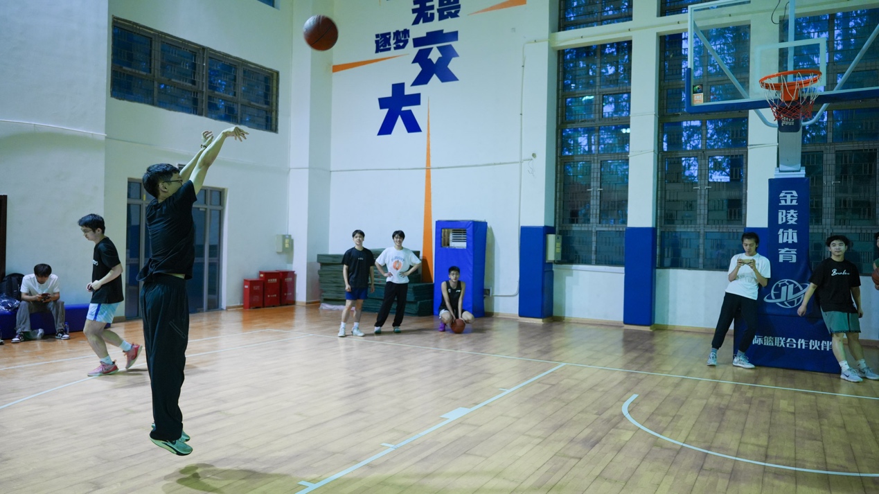 人们走在路上AI 生成的内容可能不正确。