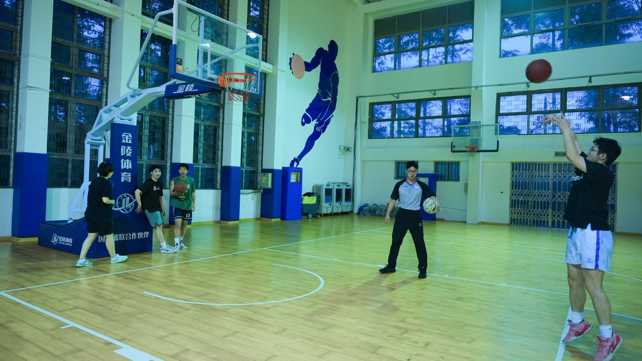 一群人正在玩飞盘AI 生成的内容可能不正确。