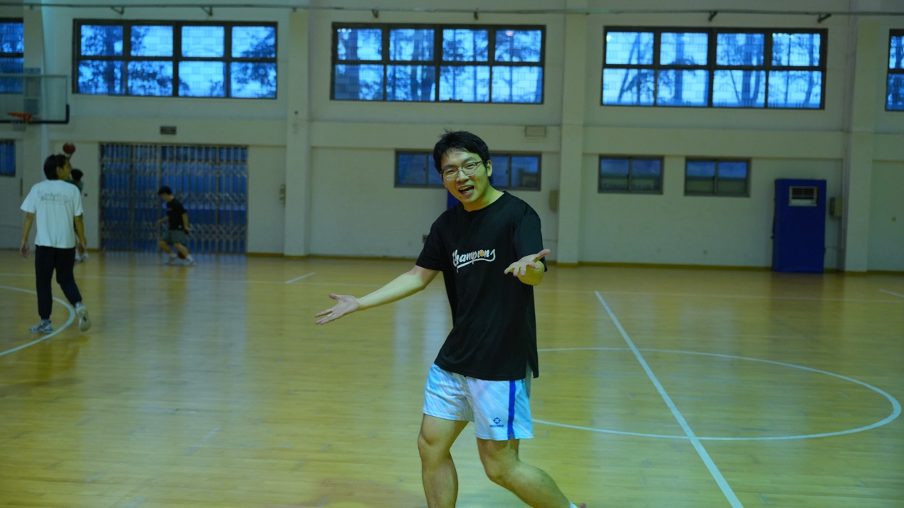 人在地板上玩飞盘AI 生成的内容可能不正确。