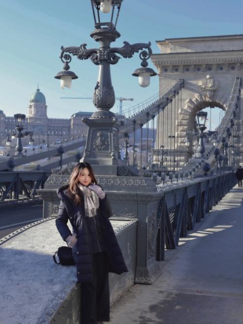 人站在街道上

AI 生成的内容可能不正确。